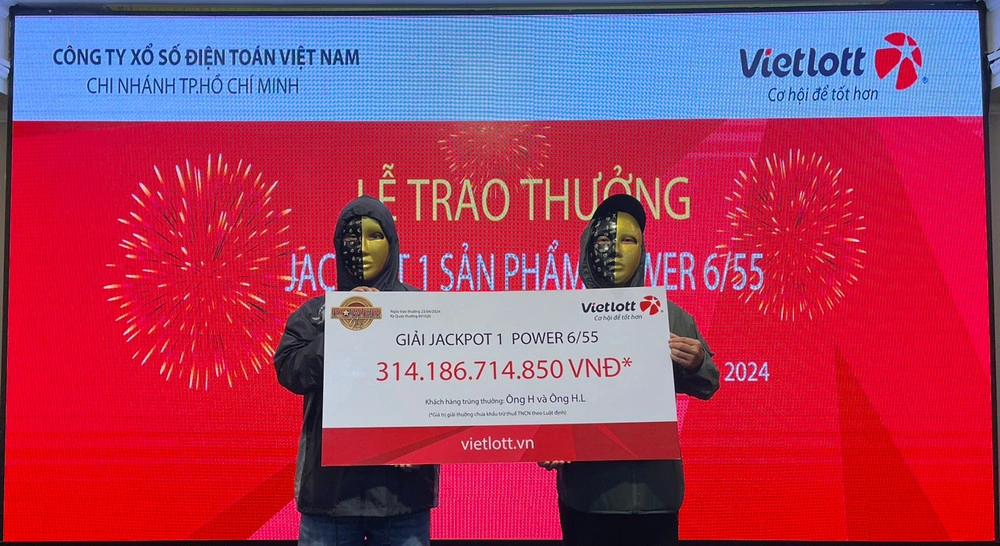 Vietlott trao giải Jackpot 314 tỷ đồng cho 2 khách hàng may mắn Vietlott trao giải Jackpot 314 tỷ dồng cho 2 khách hàng may mắn